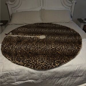 Pottery Barn Cheetah Animal Leopard Faux Fur Reversible Tree Skirt 60” New Tags